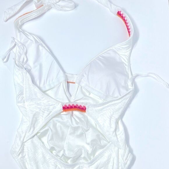 New Trina Turk WHITE Tulum Plunge
Malliot Halter One-Piece Swimsuit US 6 white - Picture 10 of 16